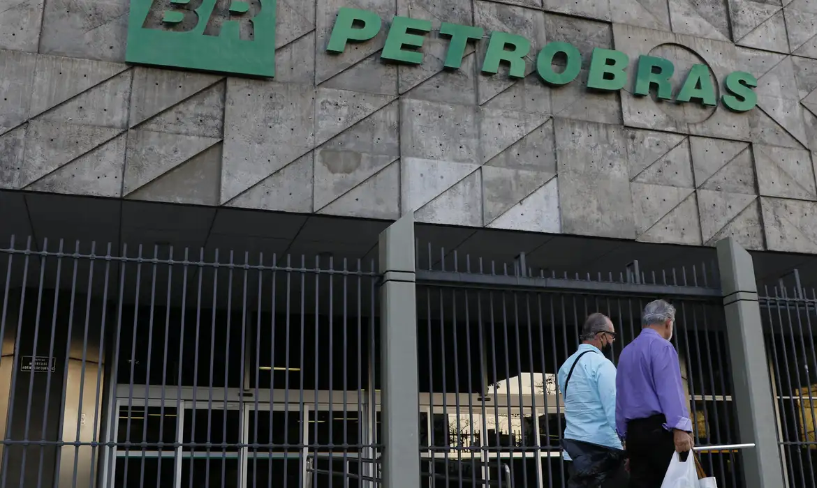 Petrobras reduz preço do querosene de aviação