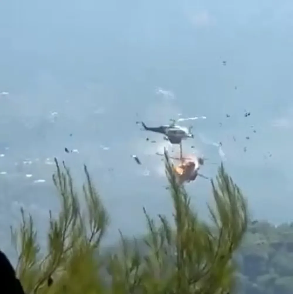 Dois helicópteros militares colidiram no ar durante uma operação de combate a incêndios florestais na Grécia, neste domingo (2).