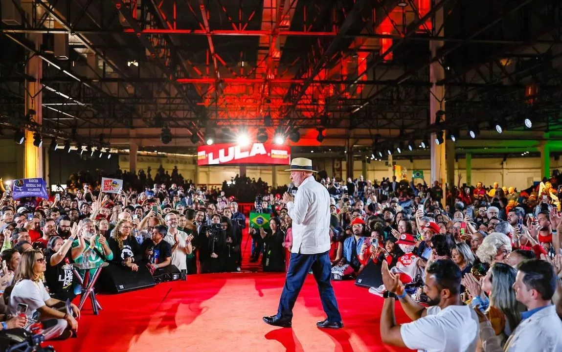 O PT oficializou neste domingo (2) a candidatura de Luiz Inácio Lula da Silva à reeleição. Durante a convenção, o presidente defendeu a democracia, criticou o modelo de emendas parlamentares e destacou a necessidade de ampliar investimentos