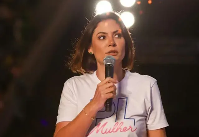 Michelle Bolsonaro confirmou neste domingo (2) sua candidatura ao Senado pelo Distrito Federal. A decisão foi anunciada por meio de uma carta lida durante a convenção nacional do PL, em Brasília, já que a ex-primeira-dama não participou do