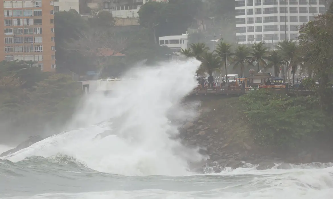 MAR AGITADO NO LITORAL BRASILEIRO