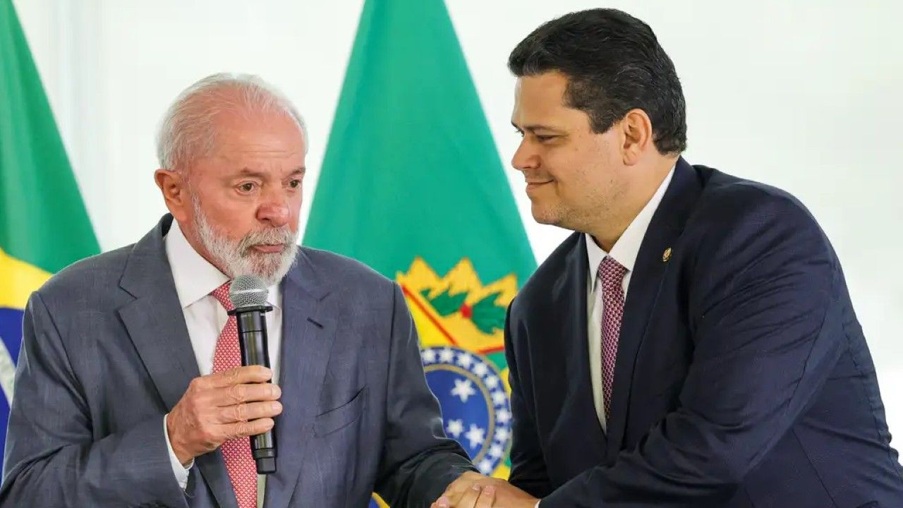 Lula e Davi Alcolumbre voltam a se reunir em Brasília. O encontro no Palácio da Alvorada reforça a tentativa de reaproximação entre o presidente da República e o presidente do Senado após meses de tensão política.