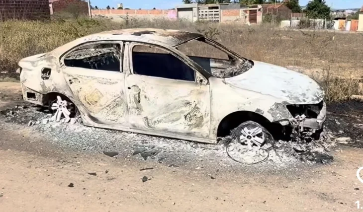 Criminosos armados invadem oficina, destroem carro e fogem após incêndio em Delmiro Gouveia