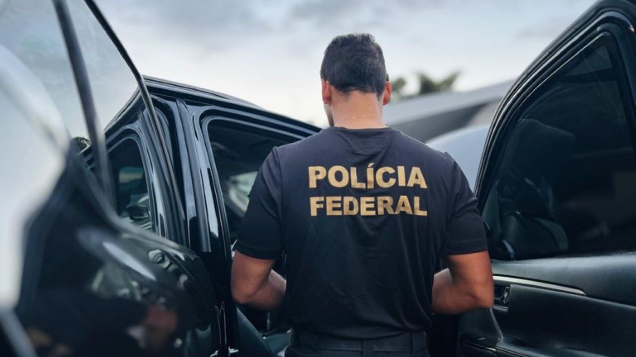 A Polícia Federal deflagrou, nesta segunda-feira (17), uma operação para investigar um esquema de fraude na emissão de CPFs no Rio de Janeiro.