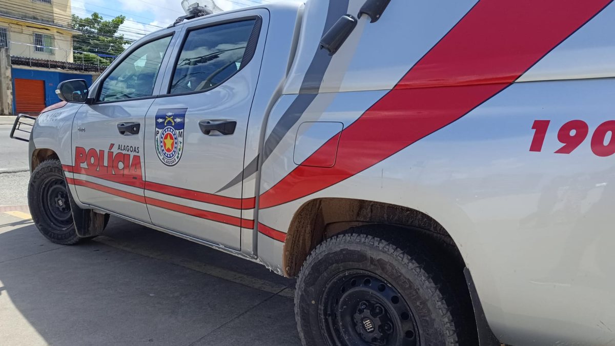 Um jovem foi assassinado a tiros nesta quarta-feira (26), na Rua São Pedro, em Santa Luzia do Norte, na Região Metropolitana de Maceió.