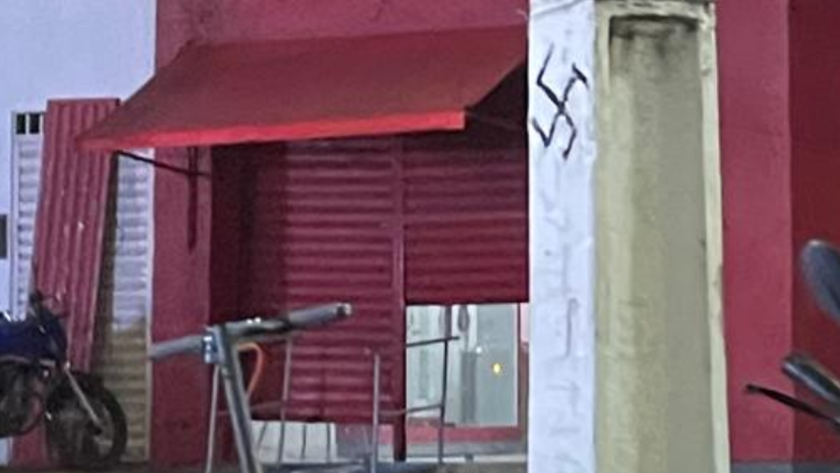 Suásticas foram identificadas em diferentes pontos do município, na Zona da Mata de Alagoas. As imagens foram divulgadas e o caso chamou a atenção dos moradores.