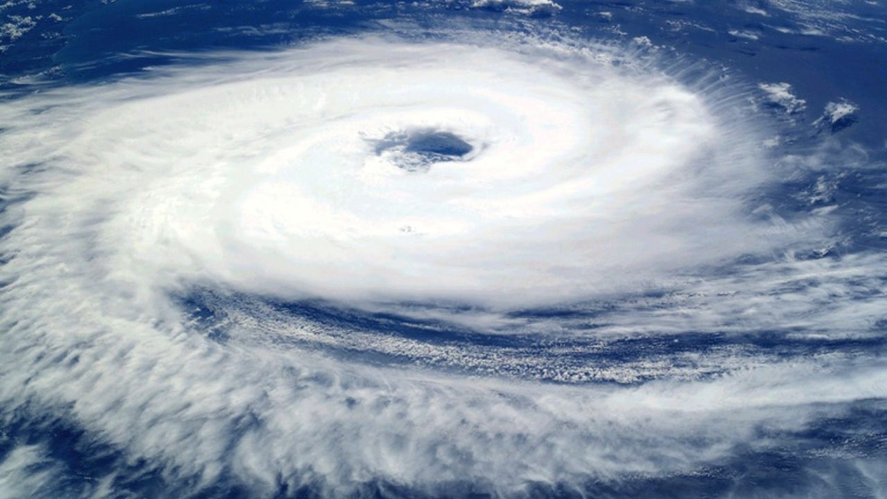 Um novo ciclone extratropical deve se formar nesta semana entre o Rio Grande do Sul e Santa Catarina. O sistema pode provocar chuva intensa, temporais, granizo e rajadas de vento superiores a 80 km/h em áreas do Sul, Centro-Oeste e Sudeste.