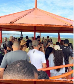 O Mirante do Gunga ficou lotado às vésperas do feriado de 7 de Setembro. Imagens do local tomado por turistas viralizaram nas redes sociais e mostram o intenso movimento turístico no estado.