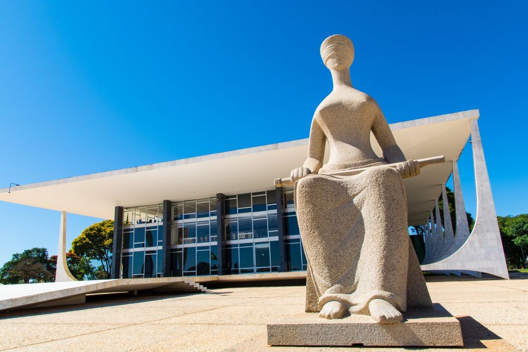 DECISÃO PODE IMPACTAR AS ELEIÇÕES DE 2026 O STF retoma nesta sexta-feira (11) o julgamento que analisa mudanças na Lei da Ficha Limpa. A discussão envolve, entre outros pontos, a redução do período efetivo de inelegibilidade e pode abrir c
