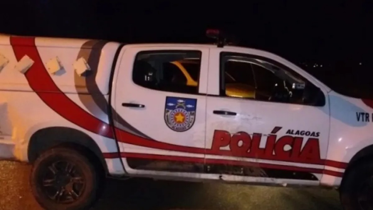 Ataque a tiros deixa dois mortos e um ferido no Benedito Bentes Duas pessoas morreram e outra ficou ferida após um ataque a tiros registrado na madrugada deste domingo (20), nas proximidades do Conjunto Parque dos Caetés, em Maceió.