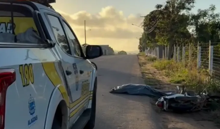 Motociclista morre após acidente na AL-486, em Craíbas Um homem de 39 anos morreu neste domingo (20) após ser arremessado da motocicleta que conduzia ao passar por um redutor de velocidade na zona rural de Craíbas, no Agreste de Alagoas.