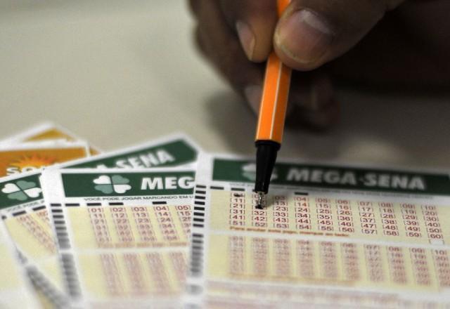 É dia de Mega-Sena! O concurso 3.061 será sorteado nesta terça-feira (22), com prêmio estimado em R$ 32 milhões. As apostas podem ser feitas até as 20h. O sorteio acontece às 21h.
