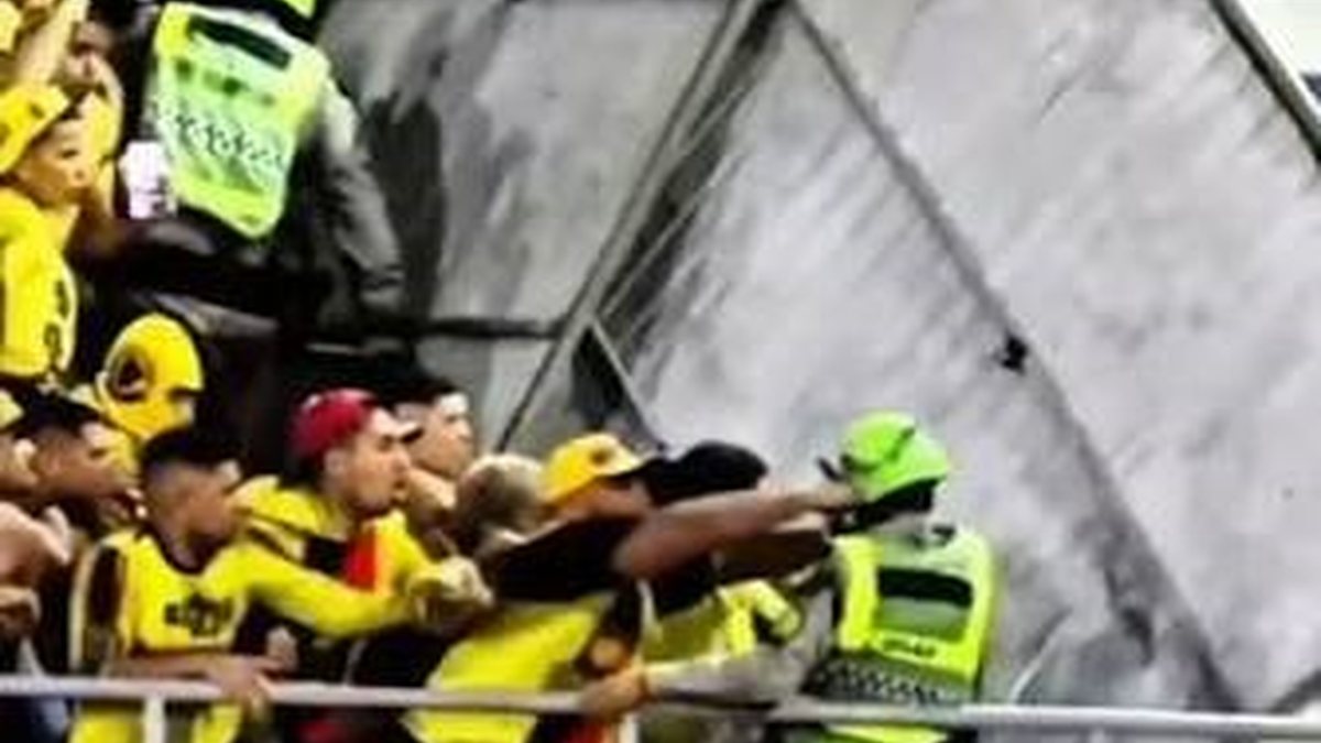Torcedor do Sport é preso após ser flagrado agredindo um policial militar durante uma confusão no Estádio Rei Pelé, em Maceió. O suspeito se entregou à polícia nesta segunda-feira (21), em Recife, após um mandado de prisão ser expedido cont