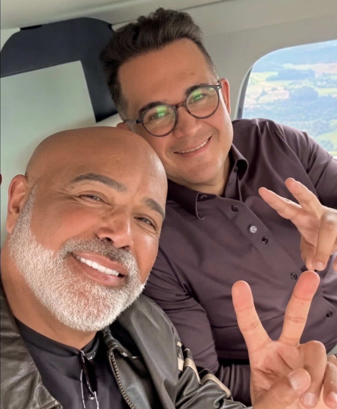 Último registro antes da tragédia Uma das últimas fotos do cantor sertanejo Rick, da dupla Rick & Renner, foi feita dentro do helicóptero momentos antes da aeronave desaparecer em Santa Catarina.