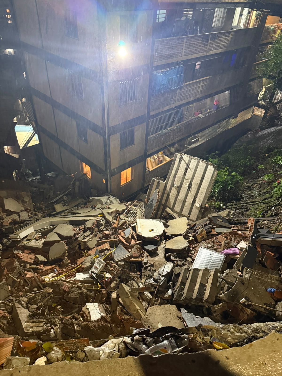 Prédio desaba durante demolição na Zona Sul do Rio Um prédio de cinco andares desabou na noite desta quarta-feira (23), na região do Morro Pavão/Pavãozinho, entre Copacabana e Ipanema. O imóvel já estava interditado por risco de desabament
