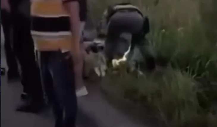 Tragédia em Maceió Uma mulher morreu e um homem ficou ferido após a motocicleta em que estavam bater contra um poste de energia elétrica, na manhã deste domingo (27), na ladeira de acesso ao bairro Fernão Velho. A vítima morreu ainda no l