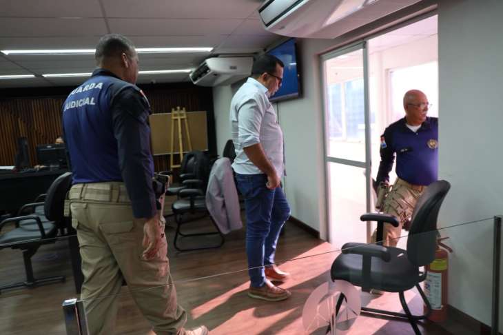 O bancário Sérgio Praxedes Praxedes dos Santos Filho foi condenado a 22 anos, 3 meses e 3 dias de prisão pelas mortes de dois homens e pela lesão corporal grave de uma terceira vítima em um acidente ocorrido em Maceió. O Tribunal do Júri re