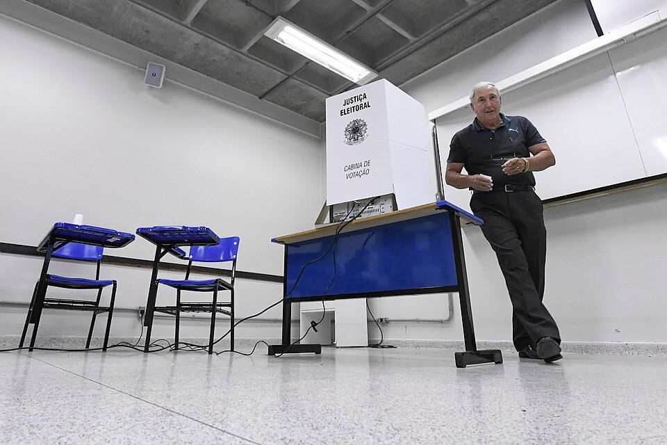 Com a aproximação das Eleições 2026, uma das dúvidas dos eleitores é sobre quem precisa comparecer obrigatoriamente às urnas. No Brasil, o voto é obrigatório para pessoas brasileiras alfabetizadas com mais de 18 e menos de 70 anos. Já para