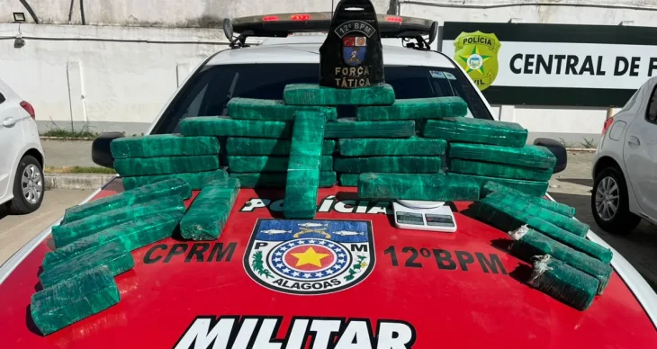 A Polícia Militar apreendeu 27 kg de maconha e uma balança de precisão durante uma operação no bairro São Jorge, em Maceió, nesta sexta-feira (2). Dois homens foram presos e um terceiro suspeito conseguiu fugir durante a abordagem. Segundo