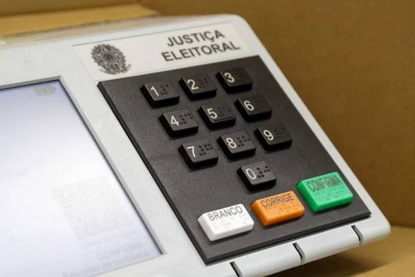 O número de urnas eletrônicas substituídas em Alagoas chegou a 23 antes do fim da votação neste domingo (4). Segundo o TRE-AL, os equipamentos apresentaram falhas técnicas em Maceió e outros dez municípios. As trocas foram realizadas para g