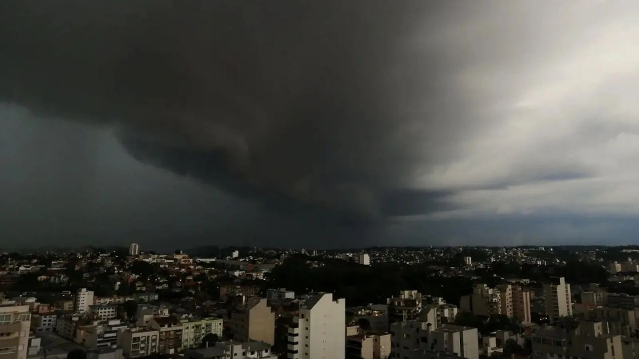 ATENÇÃO PARA O TEMPO! Chuva forte e possibilidade de temporais devem atingir diferentes regiões do Brasil nesta terça-feira (6). Paraná, Santa Catarina, São Paulo, Rio de Janeiro e Mato Grosso do Sul estão entre as áreas com maior risco de