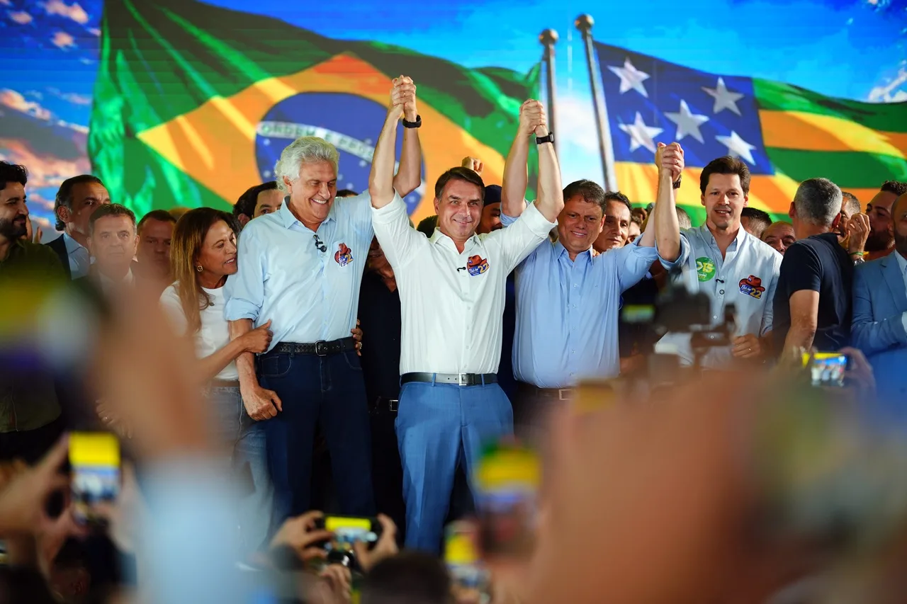 Flávio Bolsonaro recebe apoio de partidos e fala em mudar Constituição