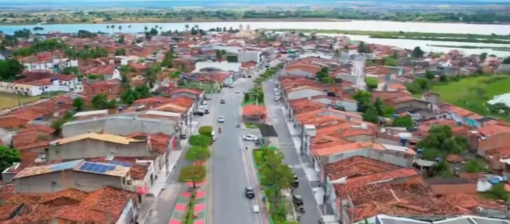 Um professor de História, de 50 anos, foi preso preventivamente suspeito de crimes sexuais contra quatro adolescentes, com idades entre 14 e 15 anos, em Porto Real do Colégio, no interior de Alagoas. A prisão ocorreu em Igreja Nova. Durante
