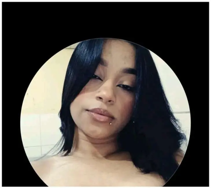 Um adolescente de 16 anos foi apreendido suspeito de matar a facadas Lívia Martins de Menezes, de 15 anos, dentro da própria casa, no bairro de Rio Novo, em Maceió. O crime aconteceu na madrugada desta quinta-feira (15). A Polícia Civil inv