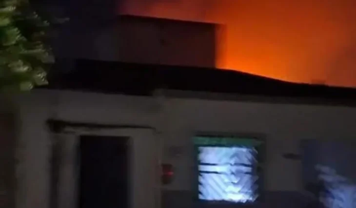 Uma explosão em um imóvel suspeito de abrigar uma fábrica clandestina de fogos de artifício assustou moradores de Arapiraca, na noite deste domingo (18). Uma criança sofreu queimadura leve em um dos braços, e casas foram danificadas. A Polí