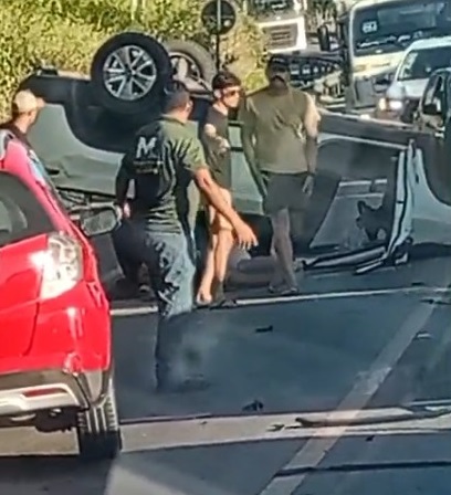 Um motorista ficou ferido após o carro capotar na tarde desta terça-feira (20), na Ladeira do Catolé, na BR-316, em Satuba, na Região Metropolitana de Maceió. O Samu realizou o socorro da vítima com apoio do Corpo de Bombeiros Militar de Al