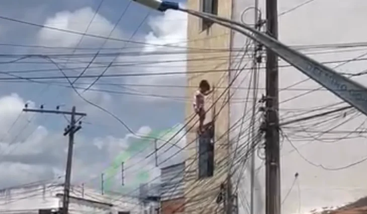 um policial militar resgata uma criança presa em fios de alta tensão, em Delmiro Gouveia, no Sertão de Alagoas. A menina teria caído da janela de um imóvel. Ainda não há informações oficiais sobre seu estado de saúde.