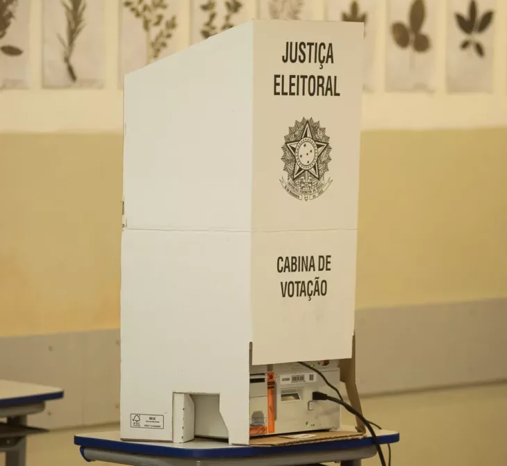 Duas mesárias foram presas em flagrante neste domingo (25), em Carneiros, no interior de Alagoas, sob suspeita de propaganda eleitoral em favor do PT durante o segundo turno das Eleições 2026. A ocorrência foi registrada após uma abordagem