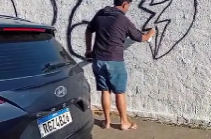 Homem foi flagrado pichando o muro recém-pintado do Cemitério São Luís, no bairro Santa Amélia, em Maceió. O caso aconteceu durante um sepultamento, às vésperas do Dia de Finados.