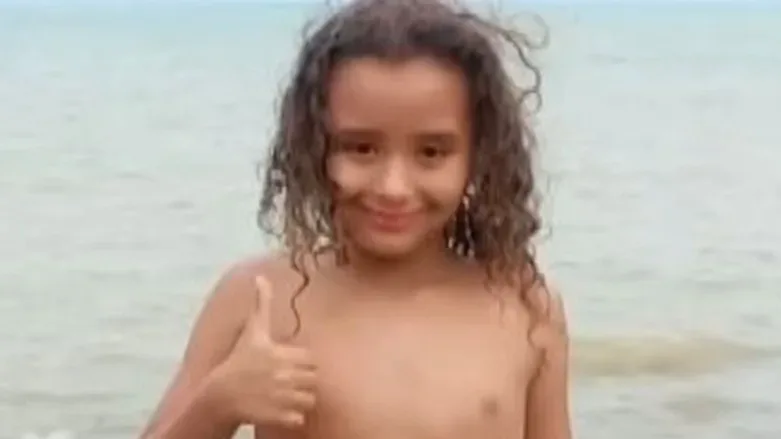 Menino de 6 anos é encontrado morto em terreno baldio 
