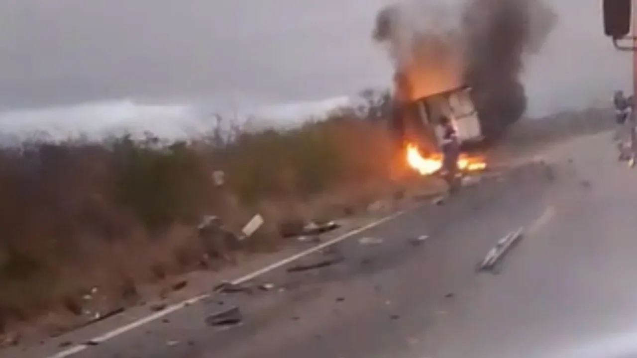 Acidente entre van hospitalar e caminhão