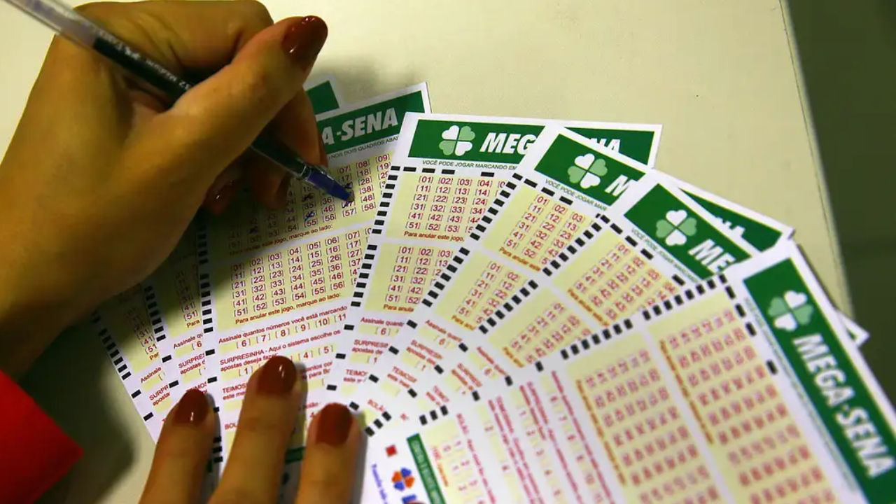 Ninguém acertou as seis dezenas da Mega-Sena, e o prêmio acumulou! Agora, a estimativa é de R$ 135 milhões para o próximo sorteio.