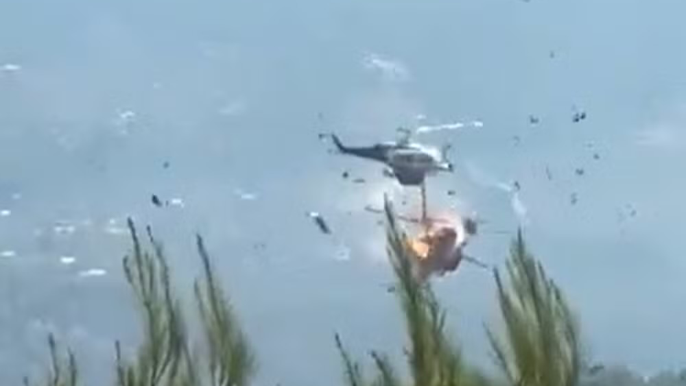 Dois helicópteros militares colidiram no ar durante uma operação de combate a incêndios florestais na Grécia, neste domingo (2).