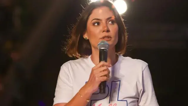 Michelle Bolsonaro confirmou neste domingo (2) sua candidatura ao Senado pelo Distrito Federal. A decisão foi anunciada por meio de uma carta lida durante a convenção nacional do PL, em Brasília, já que a ex-primeira-dama não participou do 