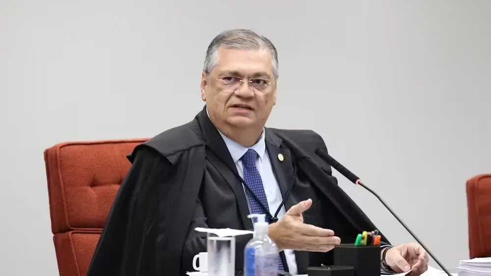 O ministro Flávio Dino autorizou a abertura de um terceiro inquérito para investigar Fábio Luís Lula da Silva, o Lulinha. 