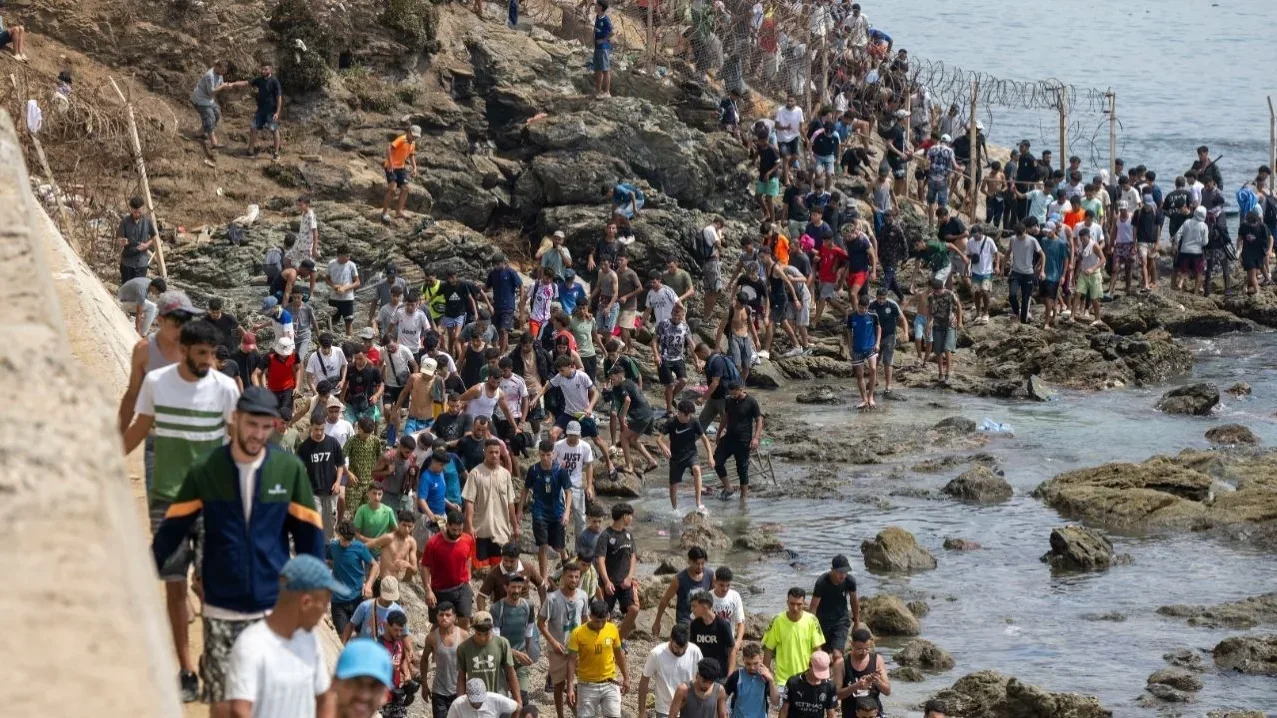 A União Europeia atribuiu a recente crise migratória na Espanha, entre outros fatores, à atuação de redes criminosas de contrabando de migrantes. 