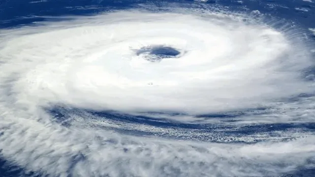 A previsão de um ciclone extratropical no Sul do Brasil reacendeu o alerta para o fenômeno conhecido como ciclone bomba. 