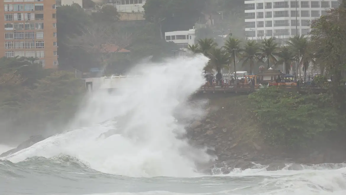 MAR AGITADO NO LITORAL BRASILEIRO