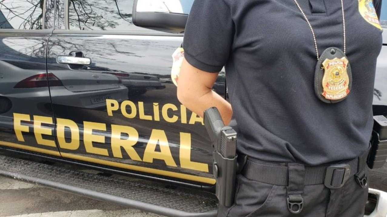 Operação da PF mira esquema de diplomas falsos de medicina. A investigação identificou pelo menos 45 pessoas registradas em Conselhos Regionais de Medicina (CRMs) que teriam utilizado documentos fraudados para obter o registro profissional.