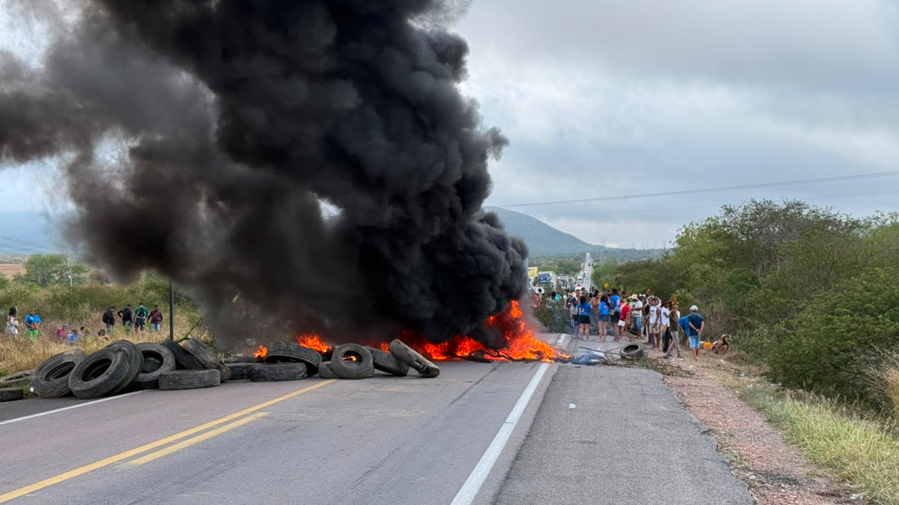 Povos indígenas de seis etnias bloquearam um trecho da BR-423, em Maria Bode, no Alto Sertão de Alagoas, nesta quarta-feira (12), em protesto contra o marco temporal para demarcação de terras indígenas.