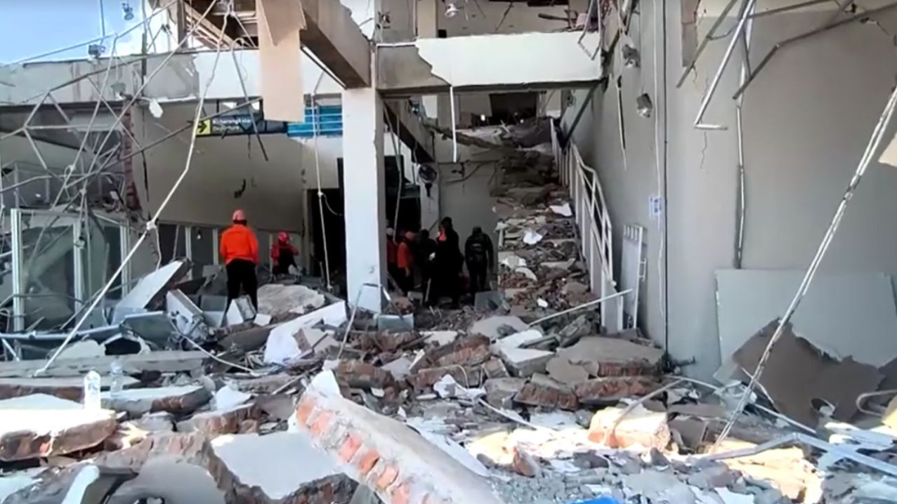 Pelo menos 38 pessoas morreram após um terremoto de magnitude 7,7 atingir a costa leste da Indonésia.