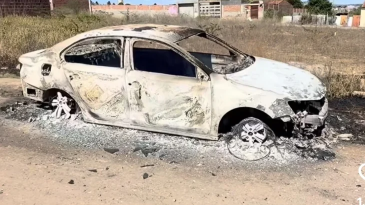 Criminosos armados invadem oficina, destroem carro e fogem após incêndio em Delmiro Gouveia