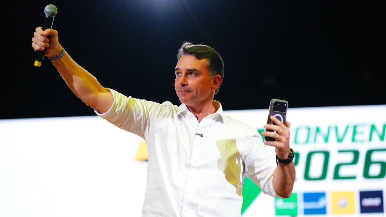 Flávio Bolsonaro (PL) deu início neste domingo (16) à campanha presidencial com um ato em Copacabana, no Rio de Janeiro. 
