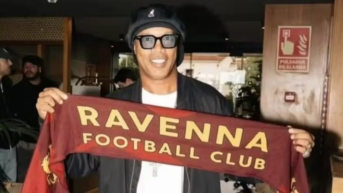 Aos 46 anos, o craque foi apresentado nesta quinta-feira (20) como novo reforço do Ravenna, da terceira divisão italiana. 