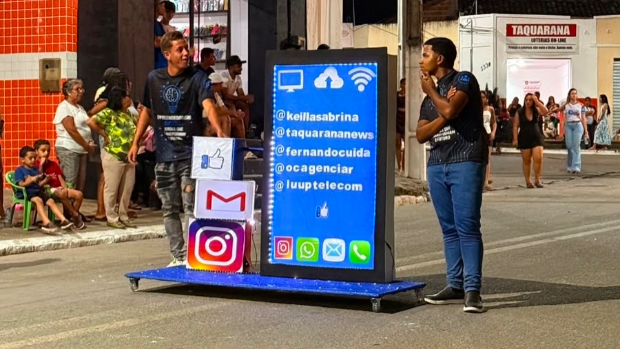 Carro alegórico homenageou empreendedores, influenciadores, empresas de tecnologia e comunicação que atuam no município e na região.