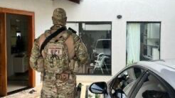 Operação Arcanum mira organização suspeita de tráfico de drogas e lavagem de dinheiro em quatro estados. A ação cumpriu 13 mandados e apreendeu armas, valores e documentos.